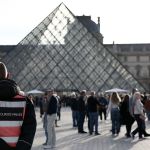On October 22, 2025, in Paris, France, a security guard stood in front of the Louvre Pyramid designed by the Chinese-American architect I.M. Pei, with the Louvre Museum in the background.