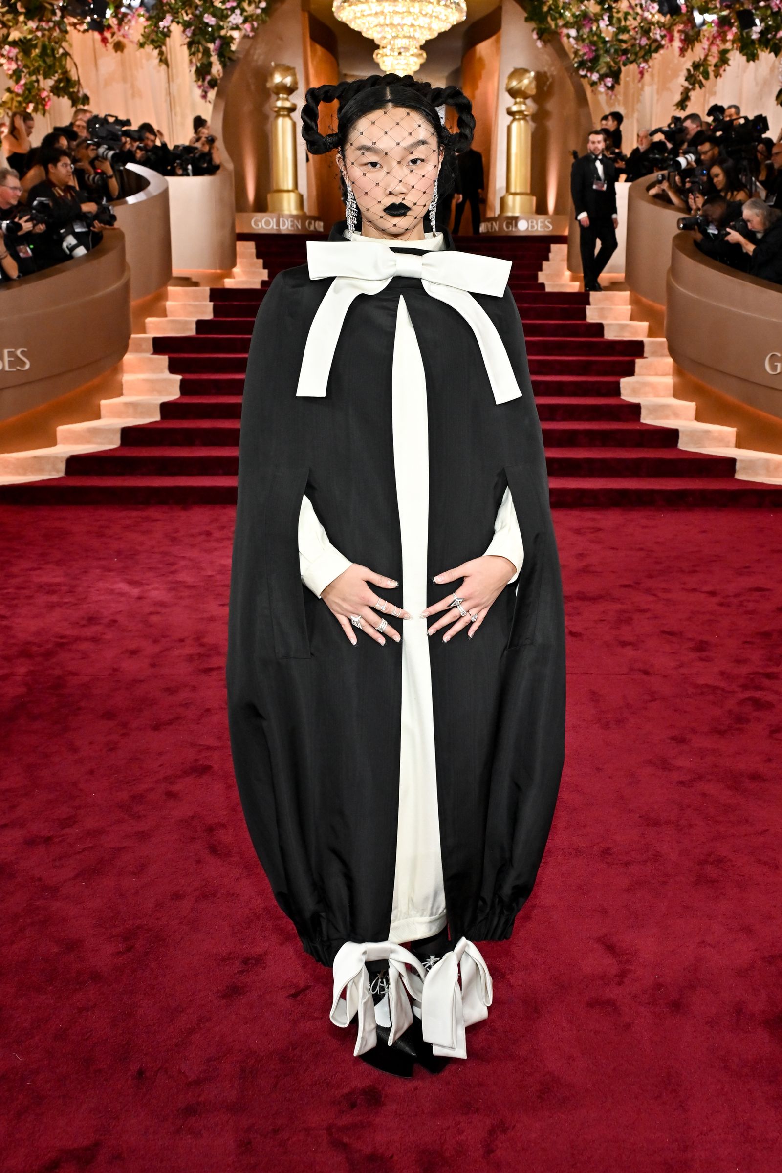 The image may contain Zhou Dongyu's fashionable adult face and head