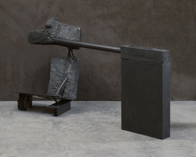 Several installations with black lacquer elements, facing black walls. 