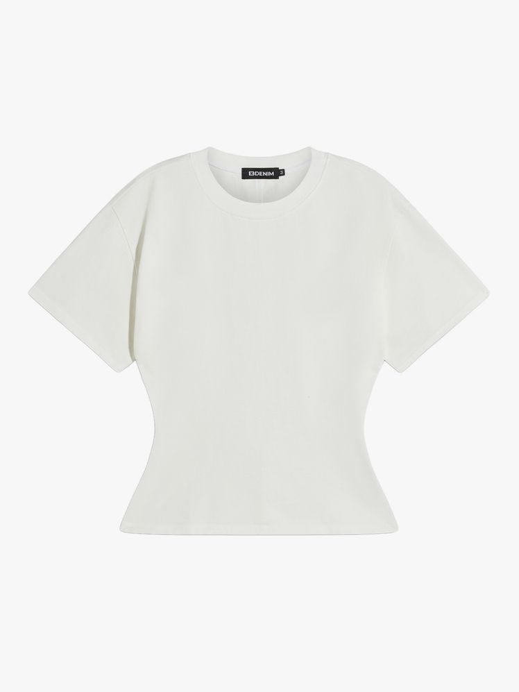 Image may contain: clothes, t-shirt and sleeves