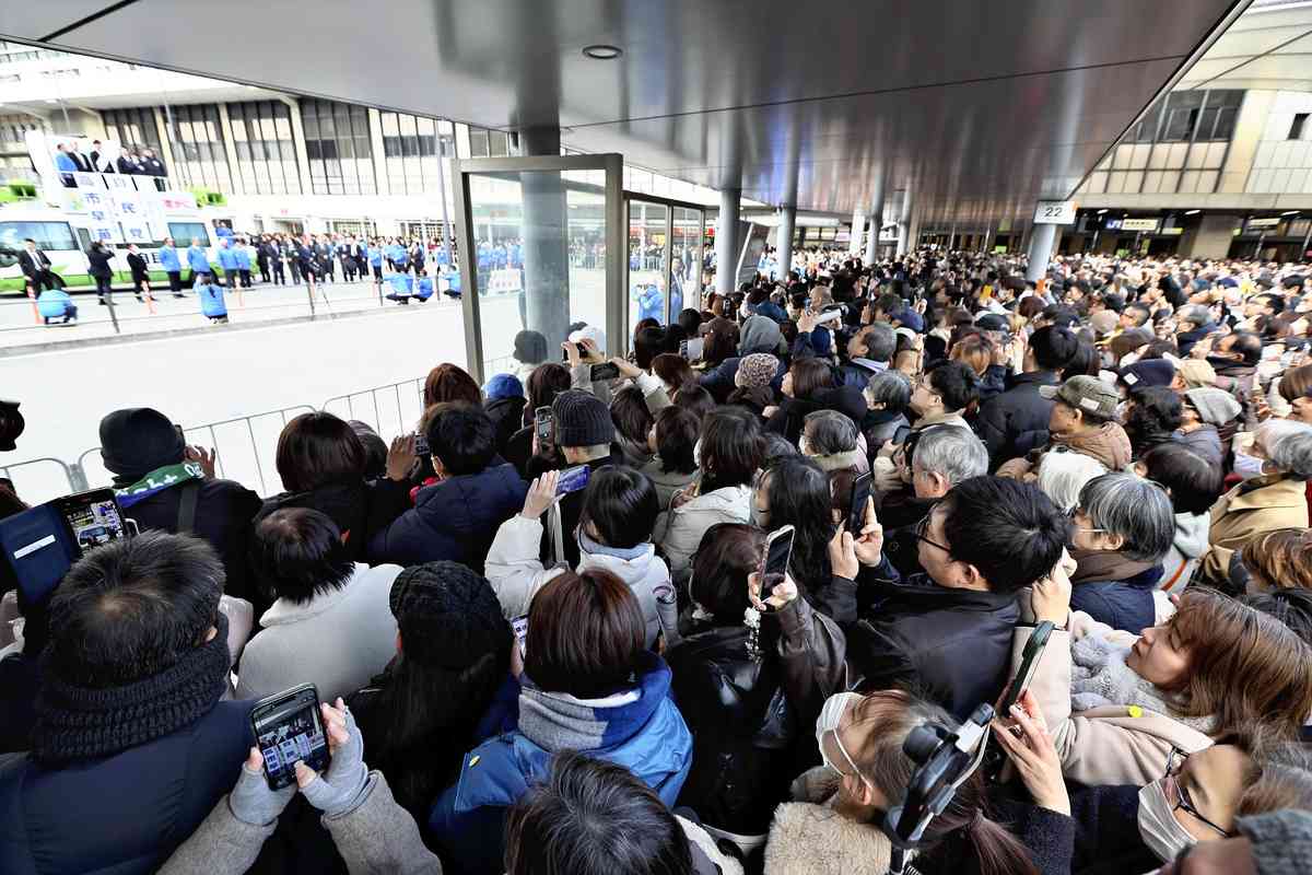 On January 29, a large crowd gathered in front of JR Himeji Station in Hyogo Prefecture to listen to Prime Minister Takaichi Sanae's campaign speech in support of local candidates. Photo: Yomiuri Shimbun