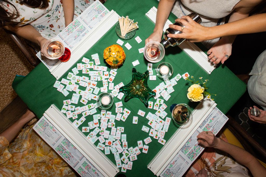 Pictures may contain urban games and gambling