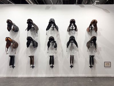 An installation consisting of 10 saddles and 5 pairs of wall-mounted compartments. 