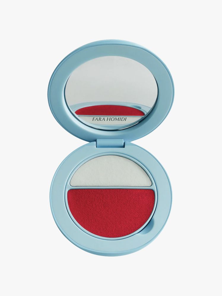 Image may contain: head, people, face, makeup and makeup