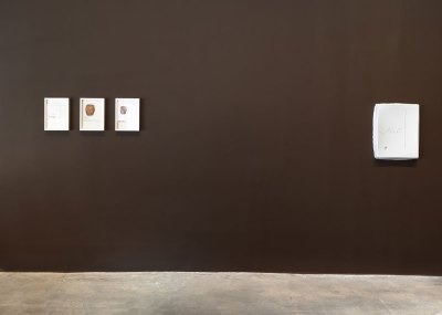 On the left are three papers from the personal gallery, and on the right is a porcelain work. 