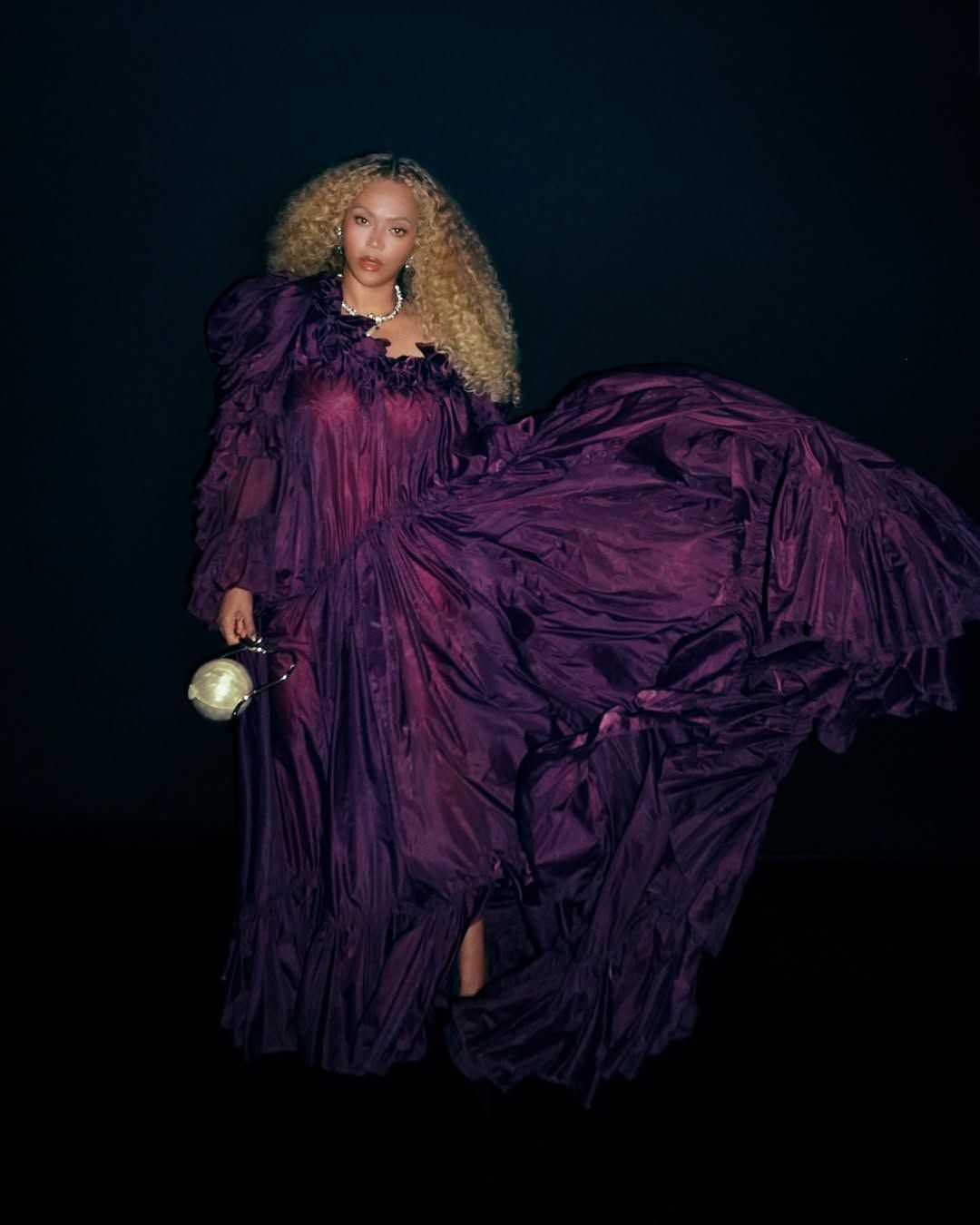 Image may contain Beyonc adult performer solo performance accessories jewelry necklace blonde and hair