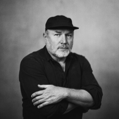 Portrait of Alma Allen with arms crossed.