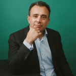 Portrait of Frank Lasry on green background.