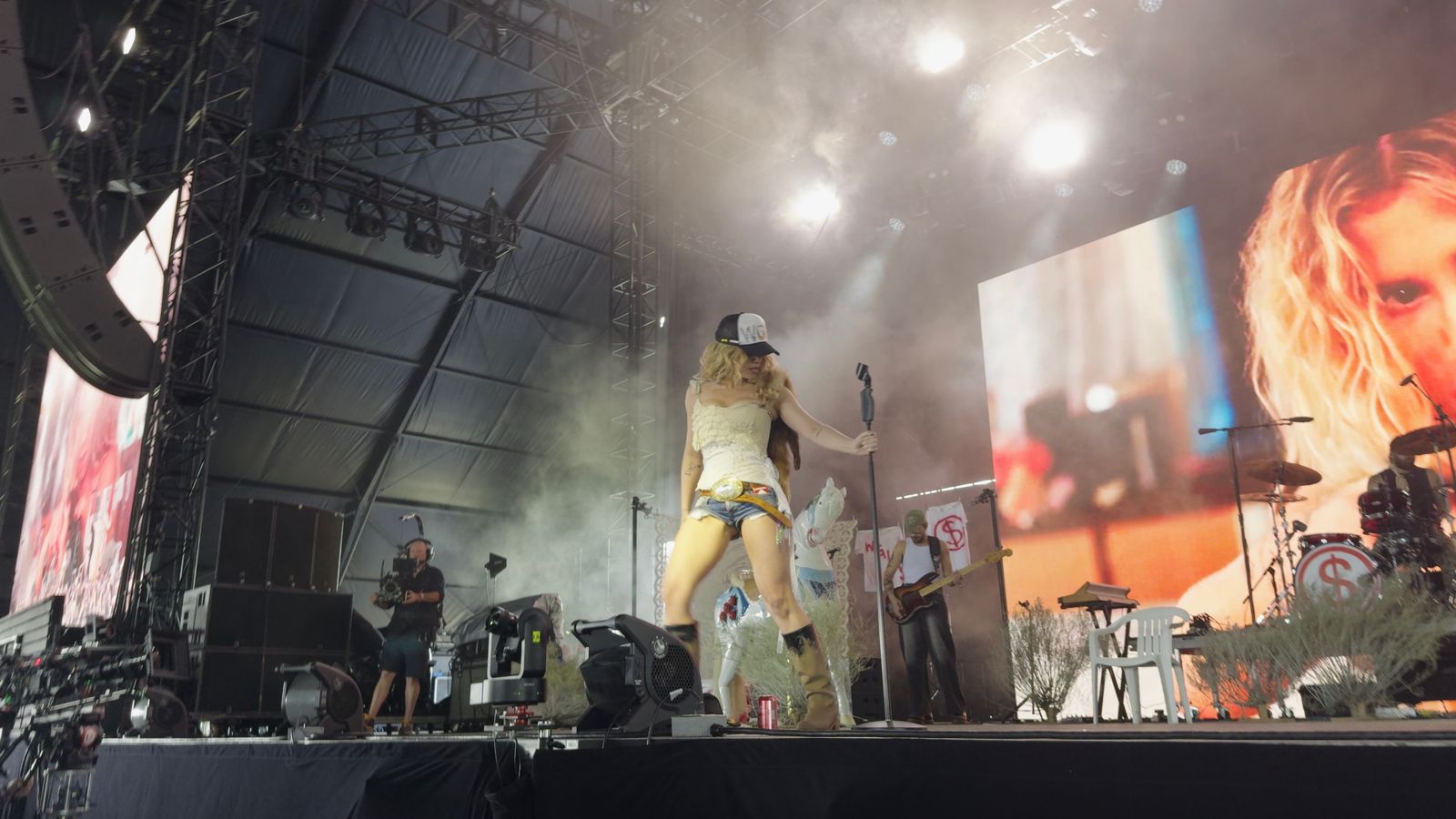 Image may show people, concert crowd, solo adult performer, clothing, footwear, shoes and guitar