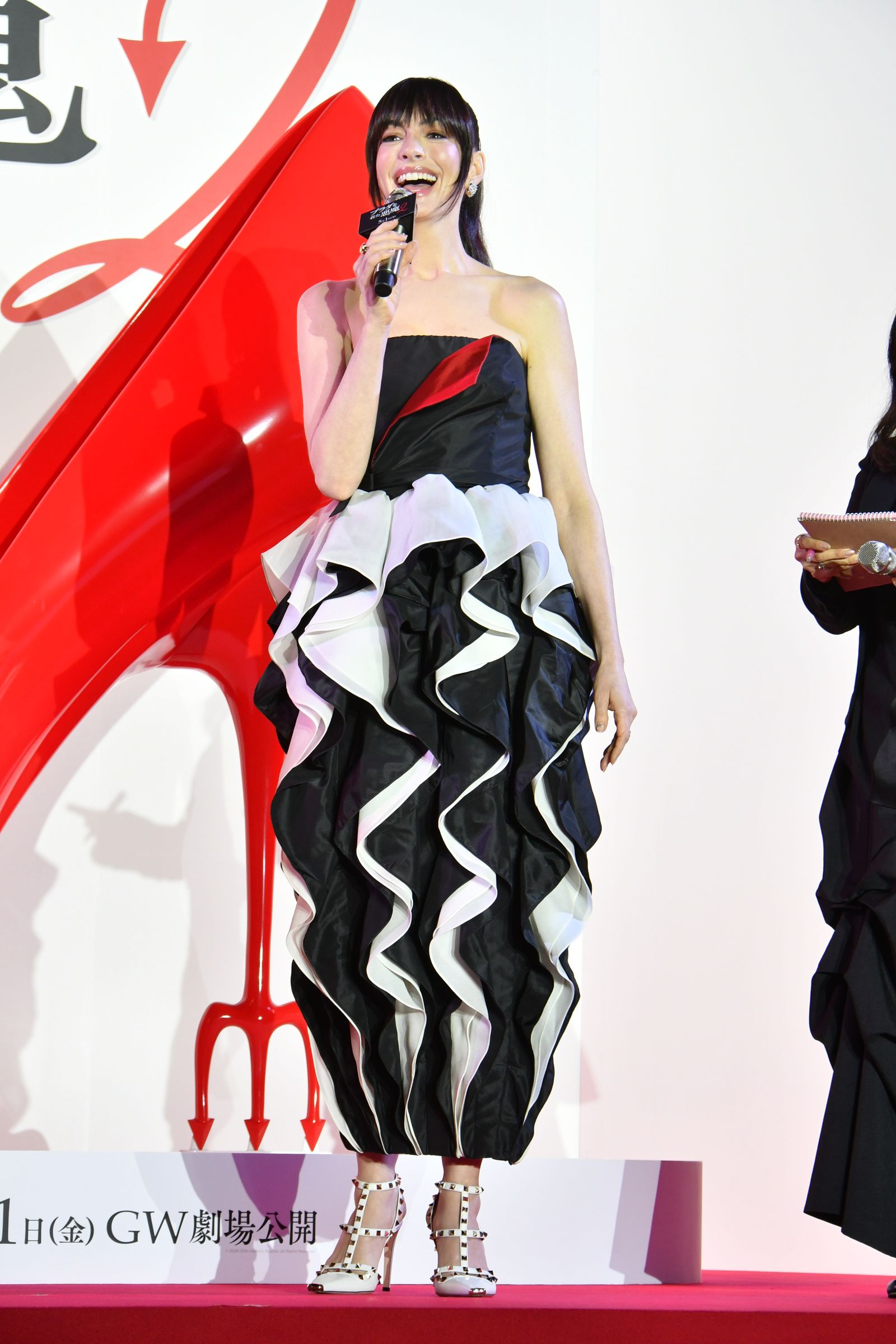 Image may contain Anne Hathaway clothing, dresses, evening gowns, formal wear, fashion gowns, adults and shoes