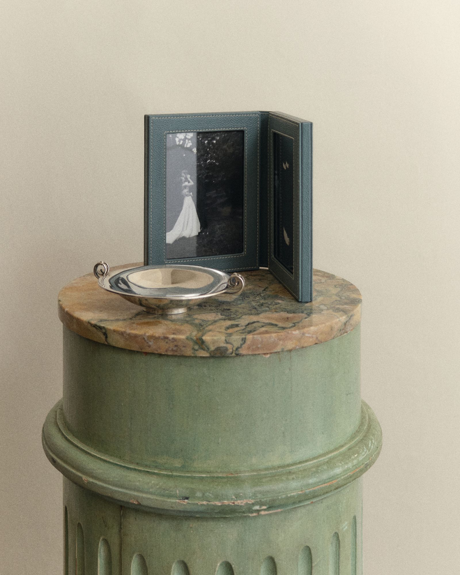 Image may contain buildings, fountains, drinking fountains and people