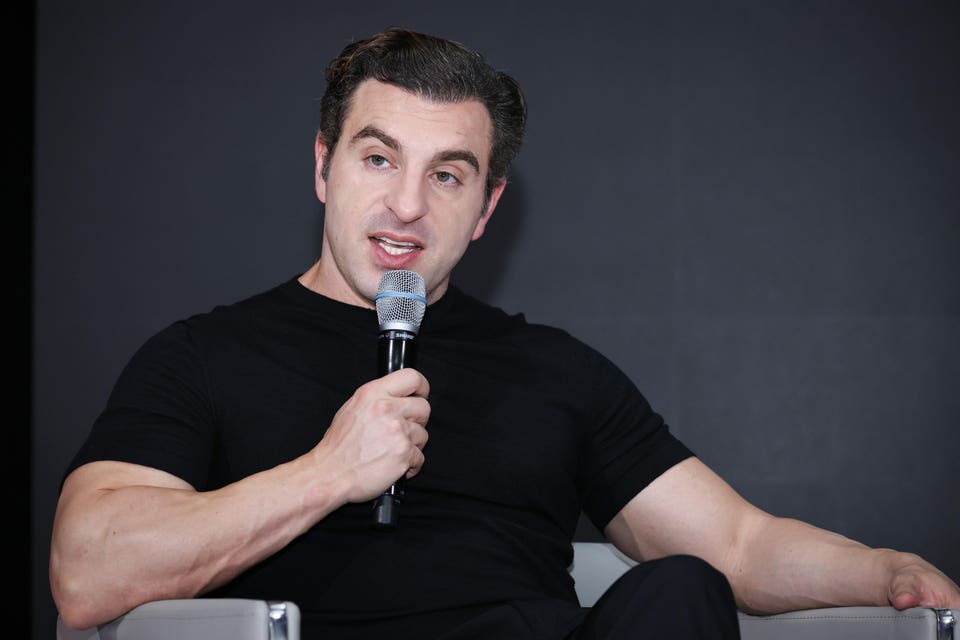 Airbnb Co-Founder and CEO Brian Chesky and Global K-Pop Powerhouse SEVENTEEN Welcome Fans to SEVENTEEN’s 10th Anniversary Airbnb Experience